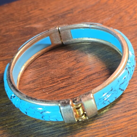 Vintage faux turquoise clamper hinge bangle bracelet. (goldtone hardware) - Picture 6 of 8